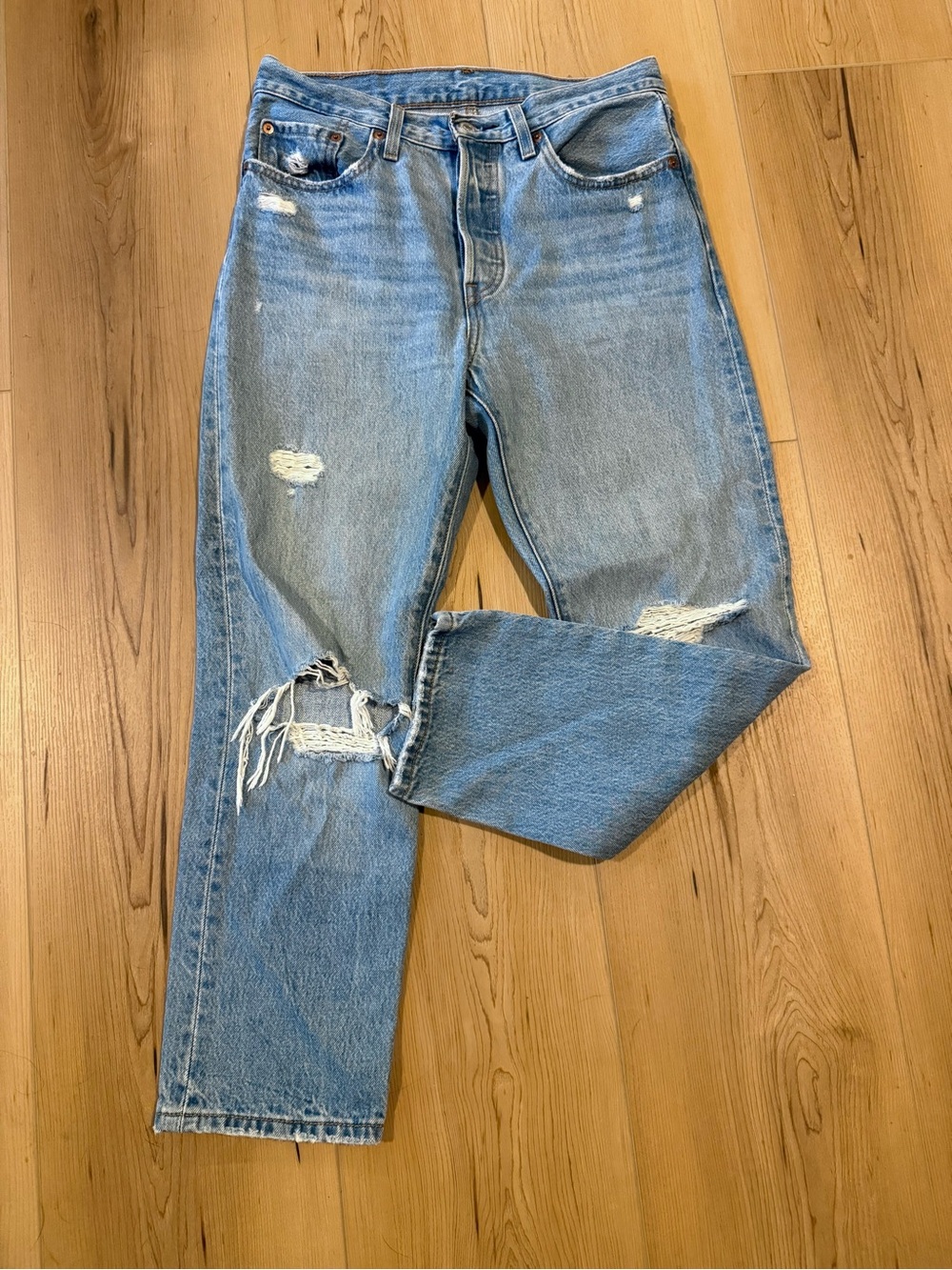 Levi’s women’s ripped light wash jeans size 28 waist